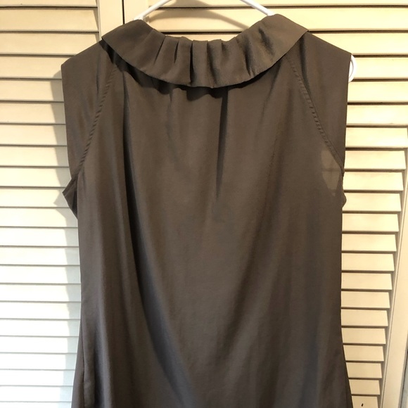 Banana Republic ruffled brown sleeveless blouse with tie, size large - Picture 3 of 4
